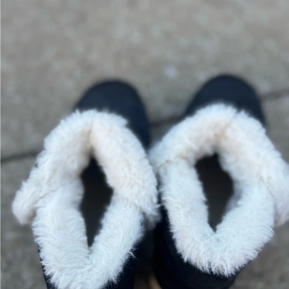 Sperry Black Boots with Cream Fur Lining